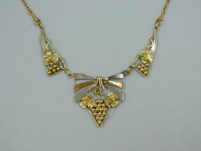 null Collier draperie en or jaune et or gris 18K à motif de grappes de raisins et...