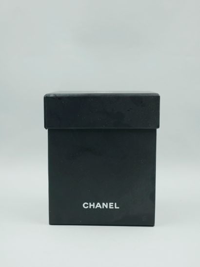 null CHANEL. Snow globe showing the bottle n°5 in red. In its box. Height: 12 cm...