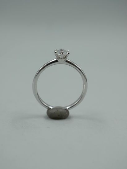 null Solitaire ring in 18k white gold set with a brilliant-cut diamond of about 0.50cts....