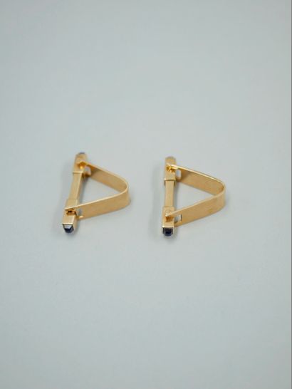 null Pair of cufflinks in 18k yellow gold, triangular shape, with patented SGDG push-button...