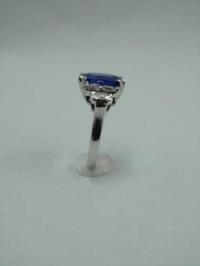null 18K white gold ring set with a natural oval sapphire of 3.08cts, surrounded...