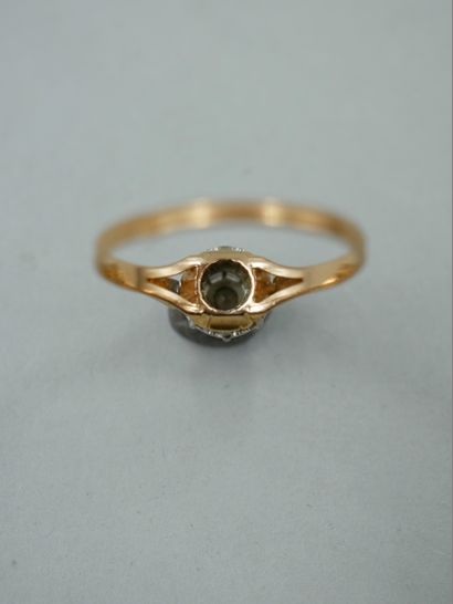 null Solitaire ring in 18K gold set with a brilliant-cut diamond. TDD : 53 - PB :...