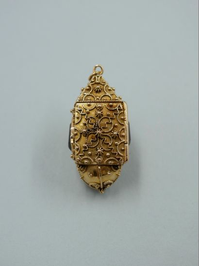 null Pendant in 18k yellow gold in the form of a Venetian lamp with filigree decoration...
