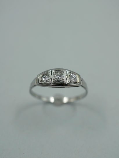 null River ring in 18K white gold set with three old cut diamonds - Period 1930 -...