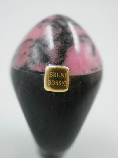 null BRUNI BOSSIO - Ebony ring set with a large rhodonite. Signed - Dimensions :4x3x2,50cm...