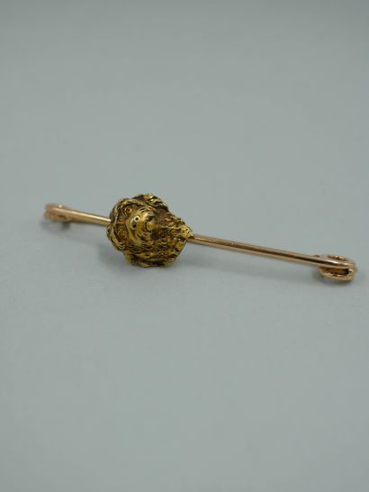 null Lot including an 18k yellow gold safety pin with a dog's head motif - PB : 8,32gr...