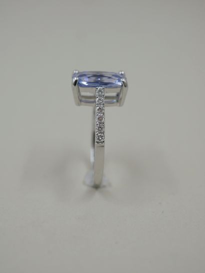 null 18k white gold ring with a 3.50cts cushion cut sapphire set with diamonds -...