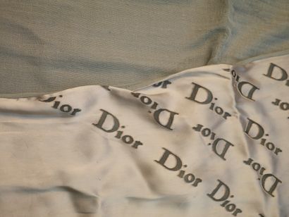 null DIOR. Silk stole. Condition of use