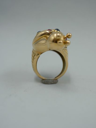 null Important ring in 18K yellow gold showing a snail set with sapphires, emeralds...