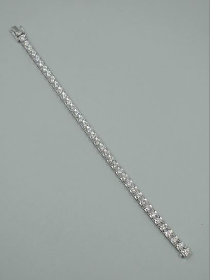 null River bracelet in 18k white gold entirely paved with brilliant-cut diamonds...