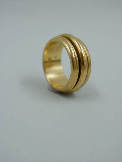 null PIAGET - Bague en or jaune 18k, modèle "Possession" agrémenté d'un anneau central...