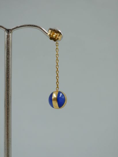 null Paire de pendants d'oreilles en or jaune 18K retenant une perle de quartz type...