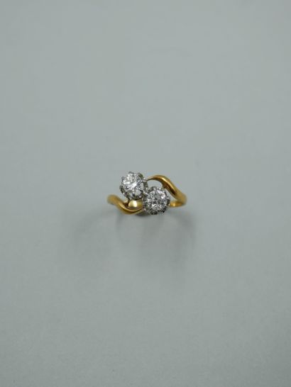 null Bague "Toi Moi" en or jaune 18K sertie de deux diamants taille brillant pesant...