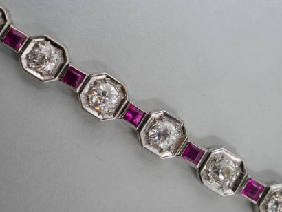null Bracelet de style Art Déco en or gris 18k et platine composé de dix-sept diamants...