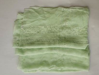 null DIOR. Stole in green silk crepe and lace. 107 x 80cm. (Good condition)