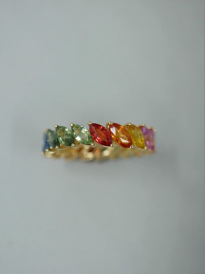 null American wedding band in 18k yellow gold set with multicolored sapphires (blue,...