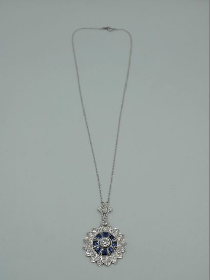 null Magnifique collier en platine retenant un pendentif en rosace orné de diamants...
