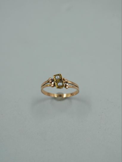 null Lot including an 18K yellow gold ring set with two pearl seeds. Period 1950...