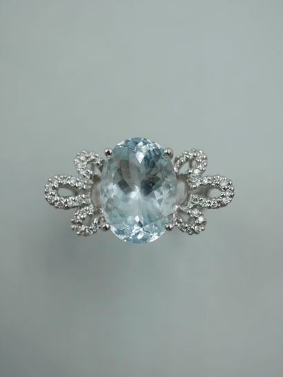 null 18K white gold ring set with an oval aquamarine of 6cts approximately, with...