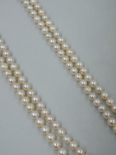 null Necklace with two rows of pearls, some of them probably fine. The clasp in silver...