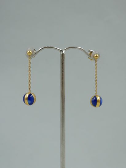 null Pair of 18K yellow gold earrings holding a blue cat's eye type quartz bead encircled...