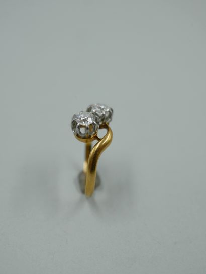 null Bague "Toi Moi" en or jaune 18K sertie de deux diamants taille brillant pesant...
