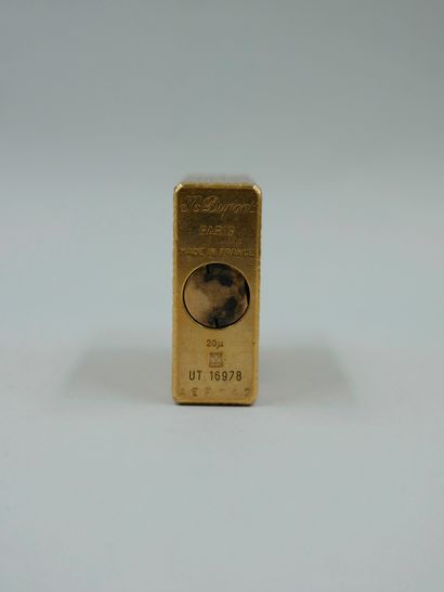 null DUPONT. Lighter in gilded metal squared. Signed. Height 5cm