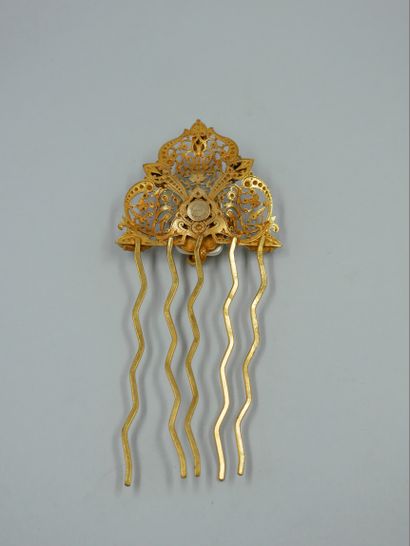 null Gilded metal hairpin decorated with a pearl and diamonds. Height 16cm