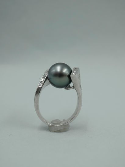 null Important 18K white gold volute ring set with a large Tahitian pearl of about...