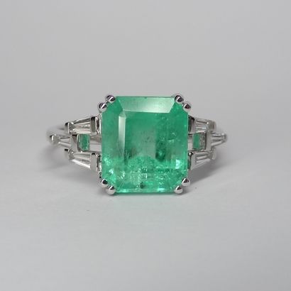 null Art deco style ring in 18k white gold set with a 3cts emerald cut emerald and...