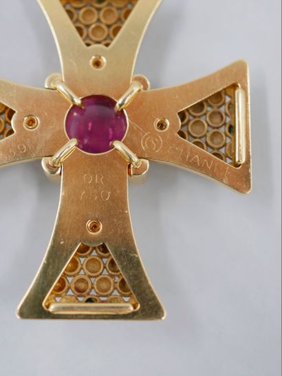 null CHANEL - Pendant in 18K yellow gold representing a cross, the heart decorated...