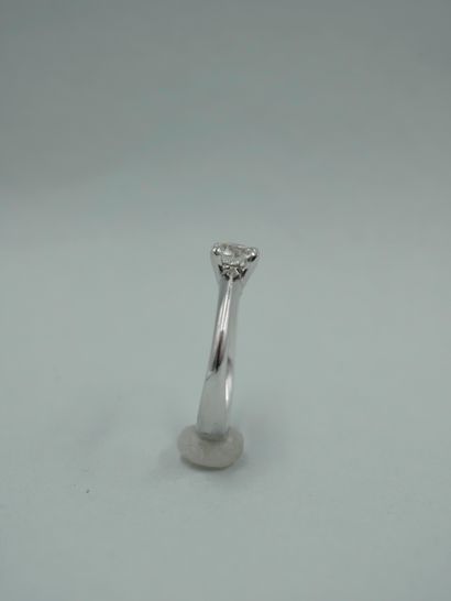 null Solitaire ring in 18k white gold set with a brilliant-cut diamond of 0,80cts,...