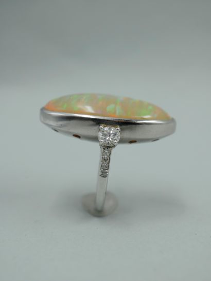 null Importante bague en or gris 18K sertie d'une opale pesant environ 30cts, accostée...