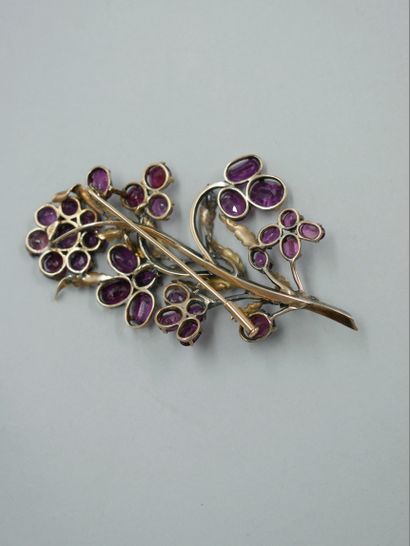 null Brooch in 18K yellow gold and silver representing a leafy branch set with flowers...