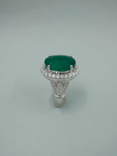 null 18K white gold ring set with an oval emerald, probably from Colombia, weighing...