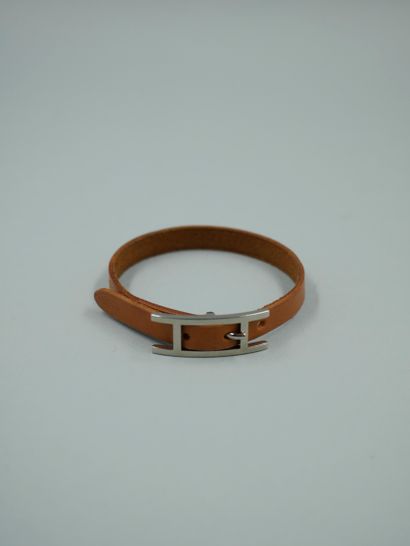 null HERMES Paris. Bracelet "Hapi" en cuir marron clair, fermoir métal palladié....