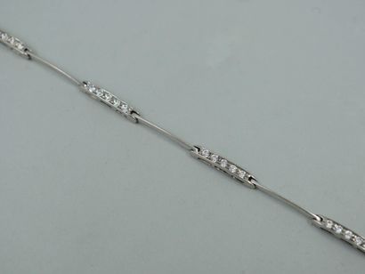 null Bracelet semi-articulé en or gris 18k alterné de barettes de cinq diamants chacune,...