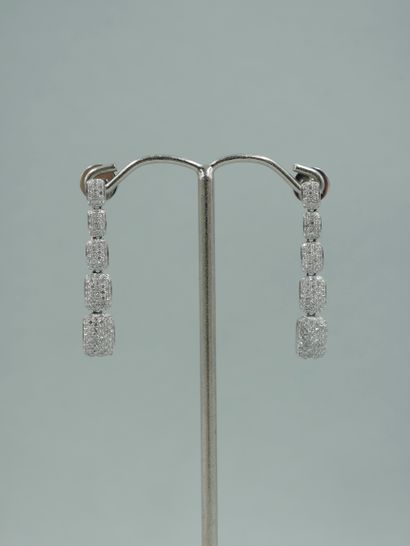 null Pair of mobile earrings in 18K white gold with quadrangular motifs in fall paved...