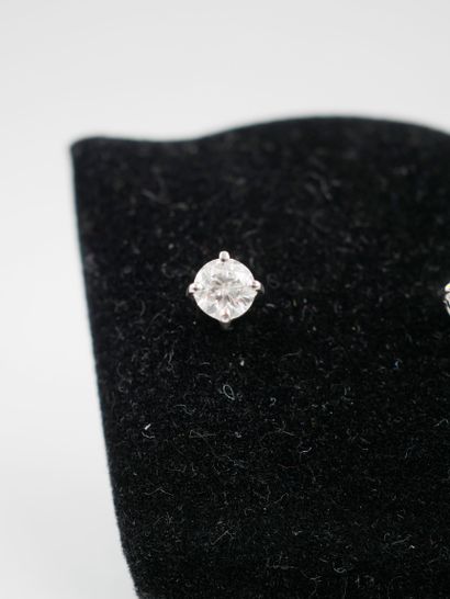 null Pair of earrings in 18k white gold each set with a diamond of 0,40cts - PB :...