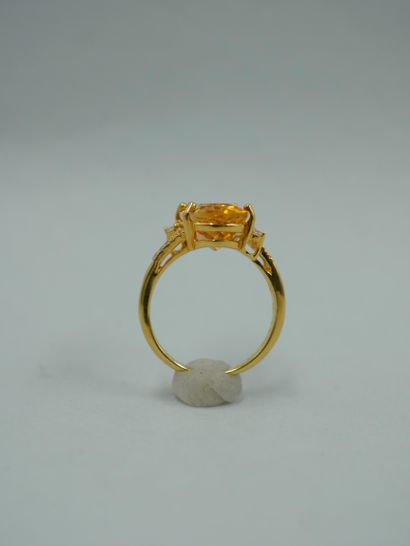 null 18K yellow gold ring set with an oval citrine and two brilliants, with an openwork...