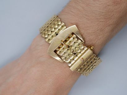 null Important bracelet en or jaune 18k figurant une ceinture à maille souple - Longueur...