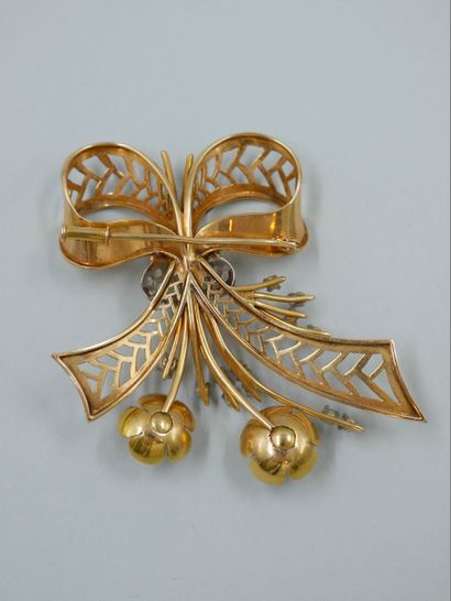 null 
Brooch in 18K yellow gold and platinum representing a flowered bow, decorated...