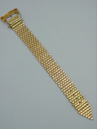 null Important bracelet en or jaune 18k figurant une ceinture à maille souple - Longueur...