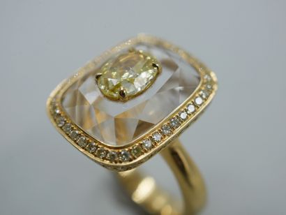 null Bague en or jaune 18k surmontée d'un diamant jaune ovale de 1ct environ serti...