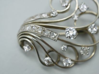 null Broche en or blanc 18k à volutes décorées de diamants taille ancienne et roses....