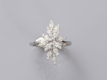 null Ring "Flocon" in 18k white gold set with brilliant-cut diamonds. PB: 3,87grTD:...