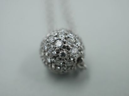 null Collier en or blanc 18k orné d'une sphère pavée de diamants. PB : 3,90gr. Longueur...