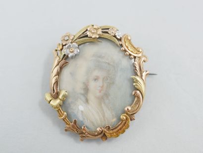 null An 18k yellow gold oval brooch with foliated edges comprising an 18th century...