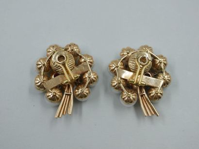 null 
Pair of 18k and 14k yellow gold flower ear clips (motifs), in the retro style,...