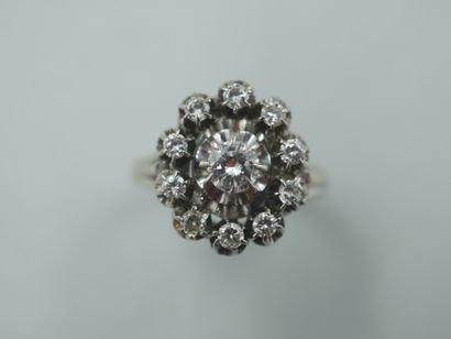 null Daisy ring in 18k white gold with a round diamond of 0.30cts in the middle,...